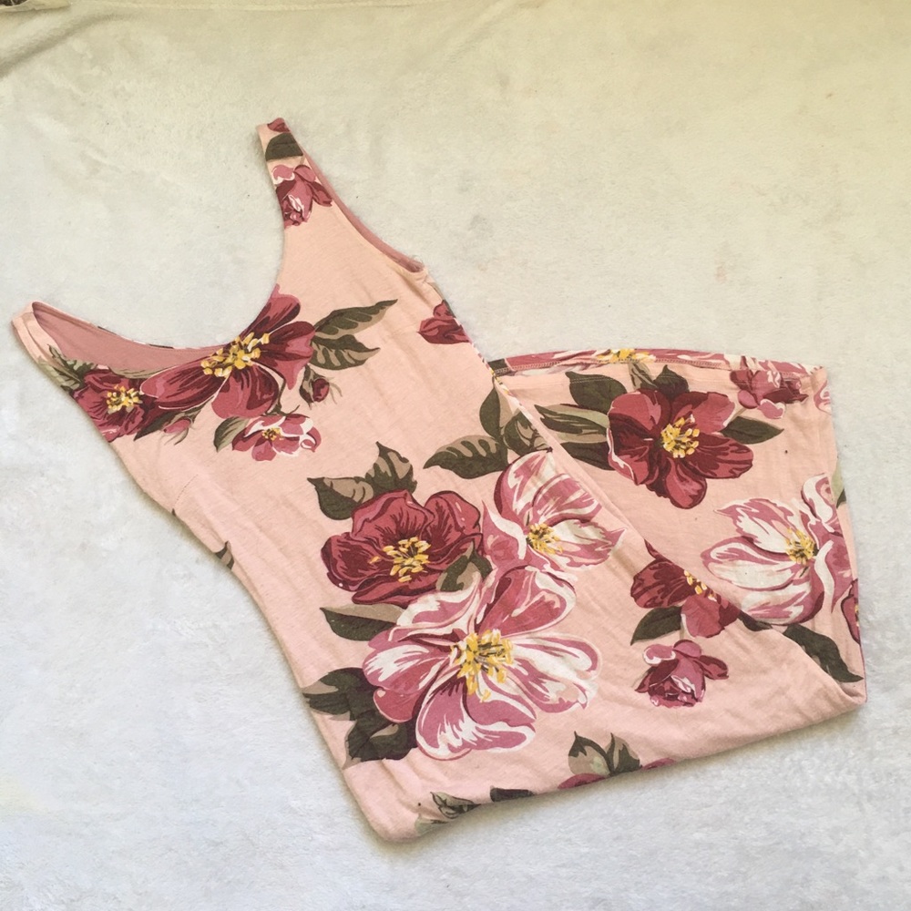 Beautiful flowery dress.